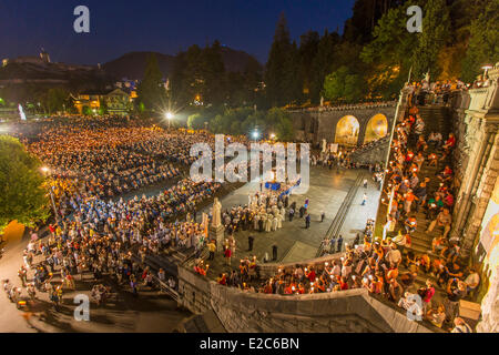 Francia, Hautes Pirenei, Lourdes, la cattedrale di Notre Dame de Lourdes Basilica, le torce Mariano processione Foto Stock