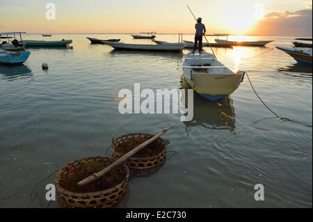 Indonesia Bali Nusa Lembongan Island, gli isolani vivono sulla coltivazione di alghe marine Foto Stock