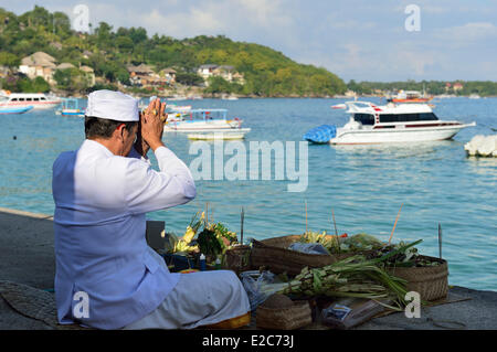 Indonesia Bali Nusa Lembongan Island, preghiera a Jungutbatu Beach Foto Stock