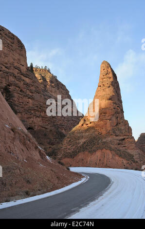 Cina, Qinghai, Amdo, Jiantsa county, Khamra National Park, la strada del convento delle monache Namzong Foto Stock