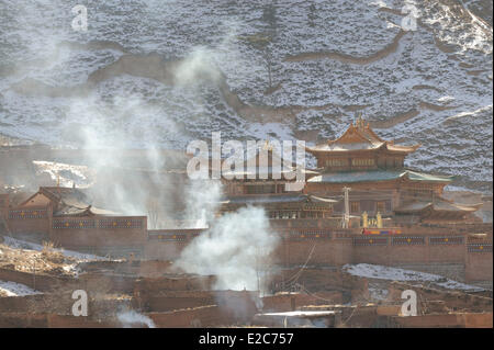 Cina, Qinghai, Amdo, Jiantsa county, Namzong Village e il monastero, di prima mattina Foto Stock