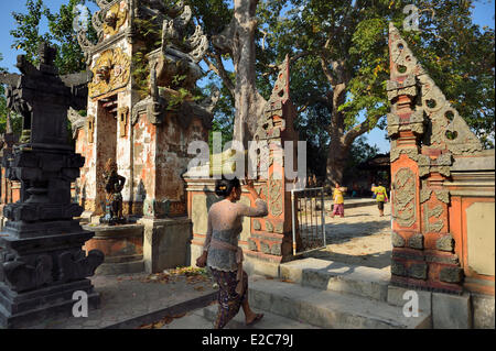 Indonesia Bali Nusa Lembongan Island, cerimonia religiosa a pura Empuaji tempio Foto Stock