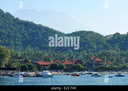 Indonesia, Bali, Padangbai e il Gunung Agung in background Foto Stock