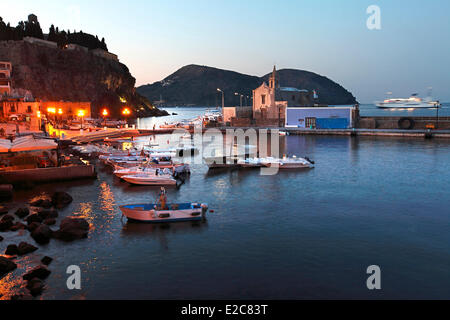 L'Italia, Sicilia e isole Eolie, classificato come patrimonio mondiale dall UNESCO, isola di Lipari, Marina Corta Harbour Foto Stock