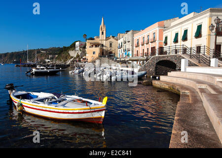 L'Italia, Sicilia e isole Eolie, classificato come patrimonio mondiale dall UNESCO, isola di Lipari, Marina Corta Harbour e San Giuseppe chiesa Foto Stock