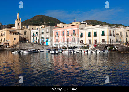 L'Italia, Sicilia e isole Eolie, classificato come patrimonio mondiale dall UNESCO, isola di Lipari, Marina Corta Harbour e San Giuseppe chiesa Foto Stock