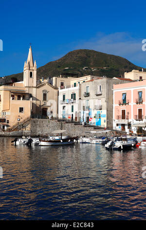 L'Italia, Sicilia e isole Eolie, classificato come patrimonio mondiale dall UNESCO, isola di Lipari, Marina Corta Harbour e San Giuseppe chiesa Foto Stock