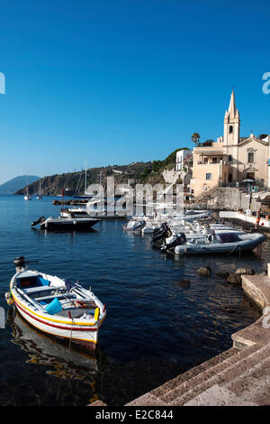 L'Italia, Sicilia e isole Eolie, classificato come patrimonio mondiale dall UNESCO, isola di Lipari, Marina Corta Harbour e San Giuseppe chiesa Foto Stock