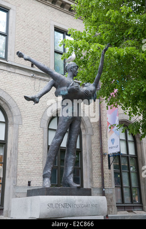 Studenten i den gamle stad ( circa: Lo studente della città vecchia) statua a Trondheim in Norvegia Foto Stock