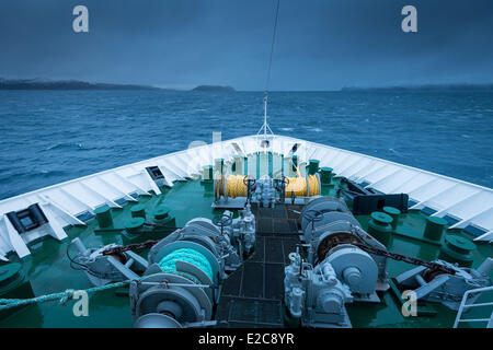 Norvegia, Finnmark, Havoysund, la nave MS Nordkapp azienda Hurtigruten naviga lungo la costa norvegese Foto Stock