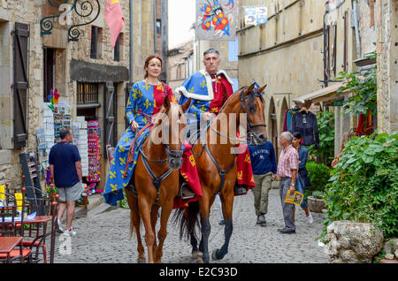 Francia, Tarn, Cordes sur Ciel, la festa medievale del Grand Fauconnier, horsemans in un vicolo medievale Foto Stock