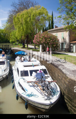 Francia, Aude, Castelnaudary, navigazione sul Canal du Midi, elencato come patrimonio mondiale dall'UNESCO, la serratura di Saint Sernin Foto Stock