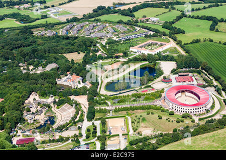 Francia, Vendee, Les Epesses, Le Puy du Fou, attrazioni e tempo libero parc, i vichinghi e le arene (vista aerea) Foto Stock