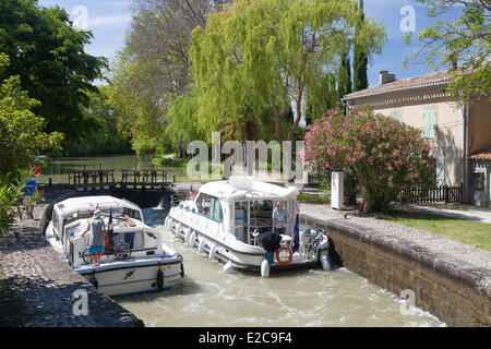 Francia, Aude, Castelnaudary, navigazione sul Canal du Midi, elencato come patrimonio mondiale dall'UNESCO, la serratura di Saint Sernin Foto Stock