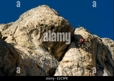 Francia, Aveyron, Parc Naturel Regional des Grands Causses (Parco Naturale Regionale dei Grands Causses), Liaucous, via ferrata Liaucous nelle Gorges de la Jonte Foto Stock