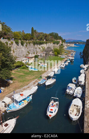 Grecia Isole Ionie, Corfù, Corfu, il canale che separa la Cittadella Foto Stock