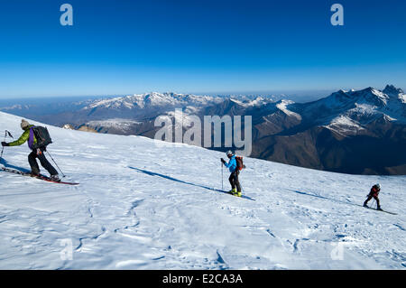 Francia, Hautes Alpes, Parc National des Ecrins, La Grave, Tour de la Meije, touring Sciare sul ghiacciaio Tabuchet sopra il Rifugio de l'Aigle (3450 m) Foto Stock