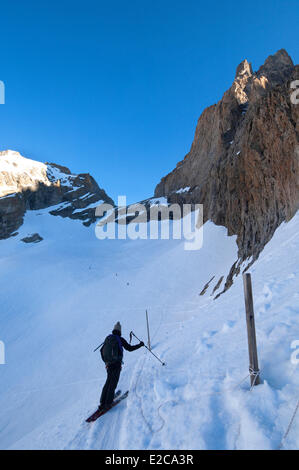 Francia, Isere, Parc National des Ecrins, La Berarde, Tour de la Meije, attraversando la Breche de la Meije (3357 m), dal Rifugio du Promontoire Foto Stock