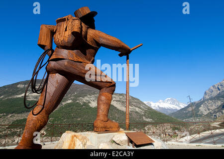 Francia, Hautes Alpes, Briancon, metafora della conquista delle Alpi, l'alpinista Edward Whymper guardando alla Barra degli Ecrins Foto Stock