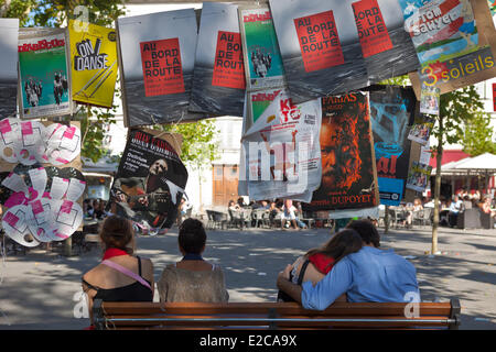 Francia, Vaucluse, Avignone, Avignon Festival 2012, poster mostra sulle pareti della città Foto Stock