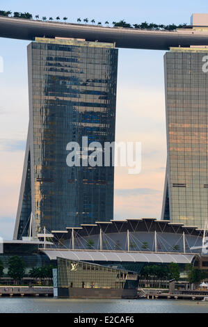 Singapore, Marina Bay, l'hotel Marina Bay Sands inaugurato nel 2010 dall'architetto Moshe Safdie Foto Stock