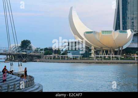 Singapore, Marina Bay, l'hotel Marina Bay Sands, ArtScience Museum lotus a forma di fiore dall'architetto Moshe Safdie martellata a penna in 2011 Foto Stock