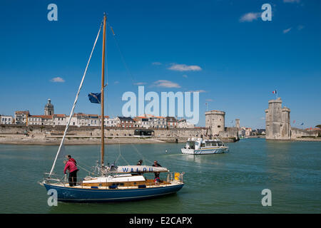 Francia, Charente Maritime, La Rochelle, barca a vela e le grosse Horloge torre (sinistra), la Chaine torre (centro) il Saint Nicolas torre (a destra) la voce del Vieux Port (porto vecchio) in background Foto Stock