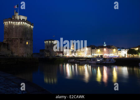 Francia, Charente Maritime, Ile de Re, La Rochelle Vieux Port (vecchio porto) con Saint Nicolas torre (sinistra), la Chaine Torre (centro sinistra), Le Lanterne Torre (centro destra) le grosse Horloge Torre (a destra) Foto Stock