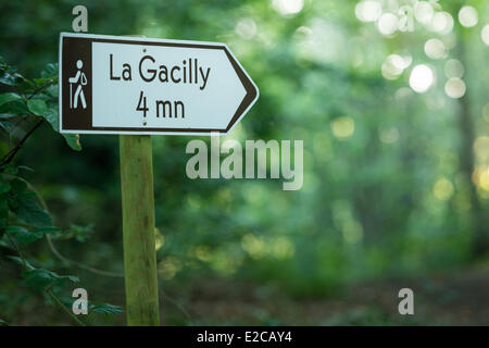 Francia, Morbihan, La Gacilly, segno di un percorso a piedi Foto Stock