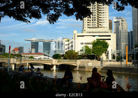 Singapore, Clarke Quay e grattacieli del quartiere degli affari, il Marina Bay Sands Hotel in background Foto Stock