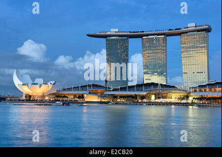 Singapore, Marina Bay, l'hotel Marina Bay Sands aperto nel 2010 e il Museo ArtScience lotus a forma di fiore aperto nel 2011, dall'architetto Moshe Safdie Foto Stock