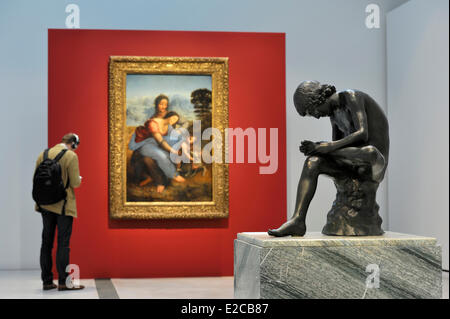 Francia, Pas de Calais, la lente, la lente al museo del Louvre progettata da SANAA giapponese impresa di architettura e di architetti Celia Imrey e Tim Culbert, mostre temporanee galleria dedicata al Rinascimento, la Vergine con il Bambino e Sant'Anna (Sant'Anna Metterza), dipinto da Leonardo da Vinci dipinse tra il 1503 e il 1519 e la statua in bronzo del ragazzo con spina Foto Stock