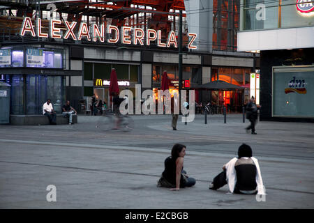 Germania, Berlino Mitte, Alexanderplatz, la stazione ferroviaria e la stazione della metropolitana Foto Stock