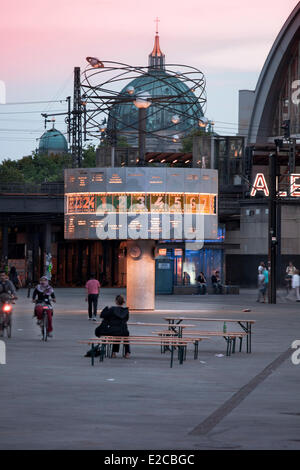 Germania, Berlino Mitte, Alexanderplatz, Orologio universale, la stazione ferroviaria e la stazione della metropolitana Foto Stock