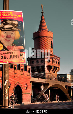 Germania, Berlino, Kreutzberger distretto, Oberbaumbrucke (Ponte Oberbaum) oltre il fiume Spree Foto Stock