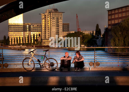 Germania, Berlino, Kreutzberger distretto, Oberbaumbrucke (Ponte Oberbaum) oltre il fiume Spree Foto Stock