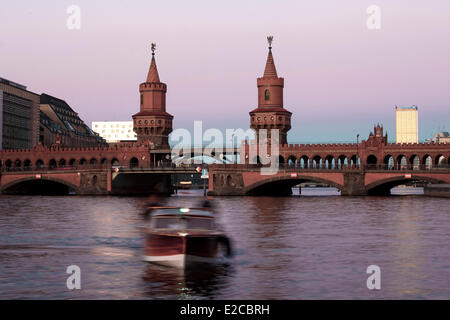 Germania, Berlino, Kreutzberger distretto, Oberbaumbrucke (Ponte Oberbaum) oltre il fiume Spree Foto Stock