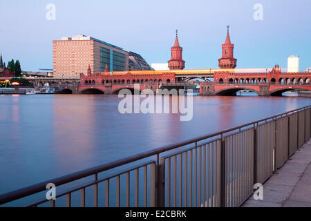 Germania, Berlino, Kreutzberger distretto, Oberbaumbrucke (Ponte Oberbaum) oltre il fiume Spree Foto Stock