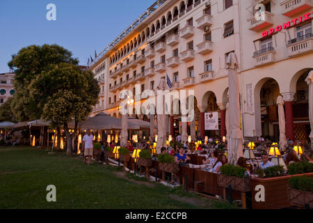 La Grecia e la Macedonia, Salonicco, Piazza Aristotelous allineato con i caffè è il cuore della città sul mare Foto Stock