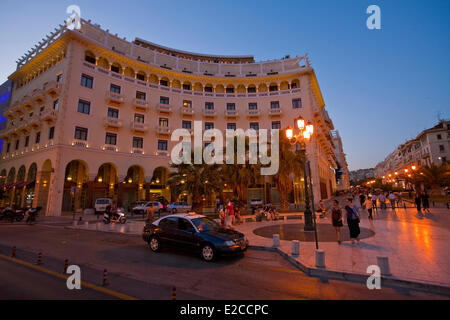 La Grecia e la Macedonia, Salonicco, Electra Palace Hotel e neo-bizantino facciata sulla piazza Aristotelous allineato con i caffè è il cuore della città sul mare Foto Stock