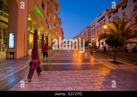 La Grecia e la Macedonia, Salonicco, Piazza Aristotelous allineato con i caffè è il cuore della città sul mare Foto Stock