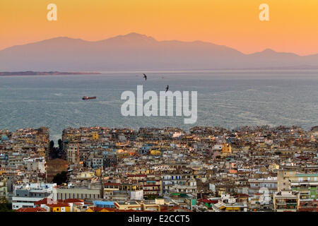 La Grecia e la Macedonia, Salonicco, panorama sulla città e sul Golfo Termaico dalla città alta, monte Olimpo in background Foto Stock