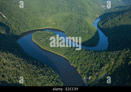 Francia, Puy de Dome, Queuille, Queuille meandro formata dal fiume Sioule (vista aerea) Foto Stock