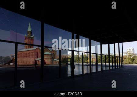 Germania, Berlino, Neue Nationalgalerie e la sua architettura futuristica progettata da Mies Van Der Rohe, riflettendo la chiesa Matthai Foto Stock