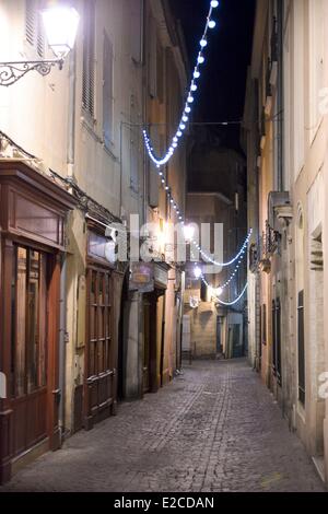 Francia, Herault, Beziers, Viennet Strøget, vicolo pedonale visto di notte circondato da negozi nelle facciate in legno Foto Stock