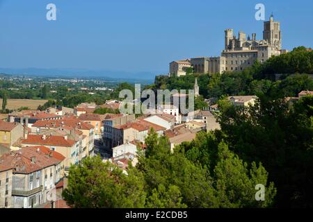 Francia, Herault, Beziers, vista sulla periferia della città in quanto la piazza Saint Jacques con la Cattedrale di Saint Nazaire del XIII secolo in background Foto Stock