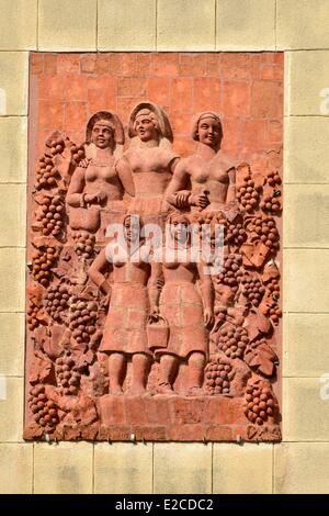 Francia, Herault, Beziers, costruito in mattoni e affresco in terra cotta sulla facciata della scuola Jean macis Foto Stock