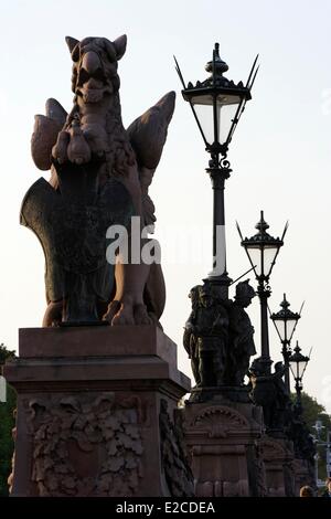 Germania Berlino, Griffin statua sul ponte di Moltke Foto Stock