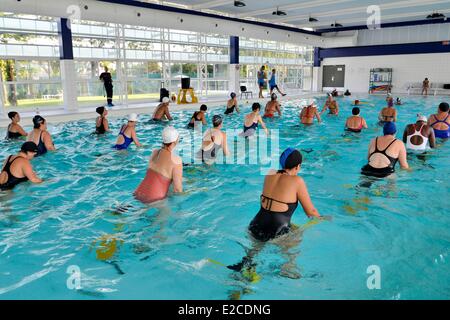 Francia, Herault, Beziers, piscina Leo Lagrange, laghetto interno, Corte di aquabike Foto Stock