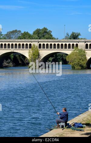 Francia, Herault, Beziers, il percorso della nuova porta, pescatore sul bordo del fiume Orb con il ponte canale in background Foto Stock
